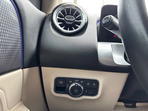 Used 2022 Mercedes-Benz GLB 250 w/ Premium Package Lite image 33