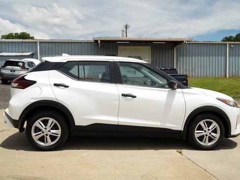 Used 2025 Nissan Kicks Play S FWD image 3