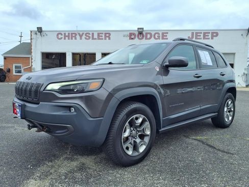 Used 2019 Jeep Cherokee Trailhawk image 3