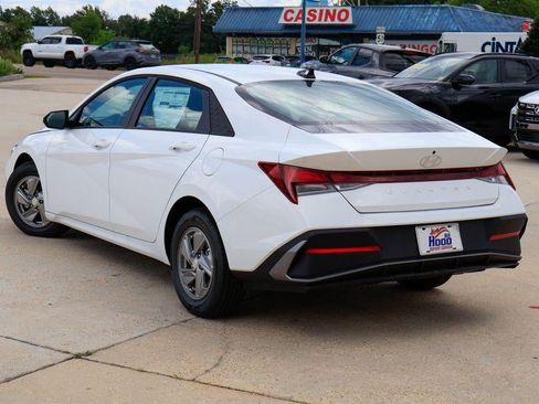 New 2026 Hyundai Elantra SE FWD image 2