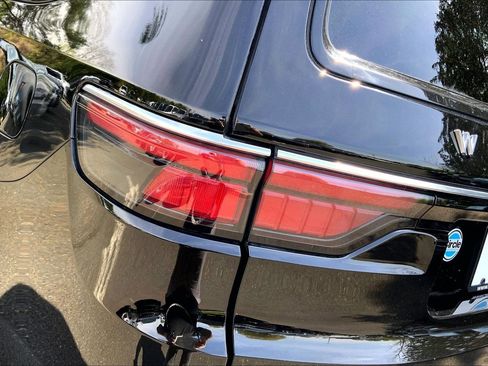 Used 2025 Jeep Wagoneer Series III w/ Premium Group I AWD/4WD image 23