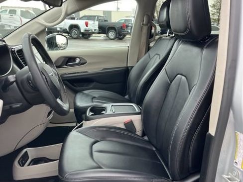 Used 2024 Chrysler Pacifica Touring-L FWD image 28