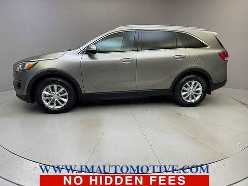 Used 2017 Kia Sorento AWD w/ LX Convenience Package image 2