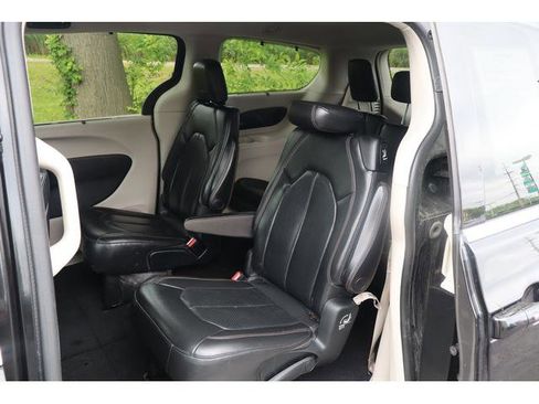 Used 2017 Chrysler Pacifica Touring-L Plus FWD image 8