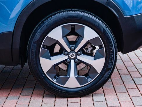 Used 2023 Volvo XC40 B5 Plus w/ Climate Package image 10