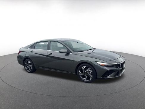 Used 2025 Hyundai Elantra SEL image 2