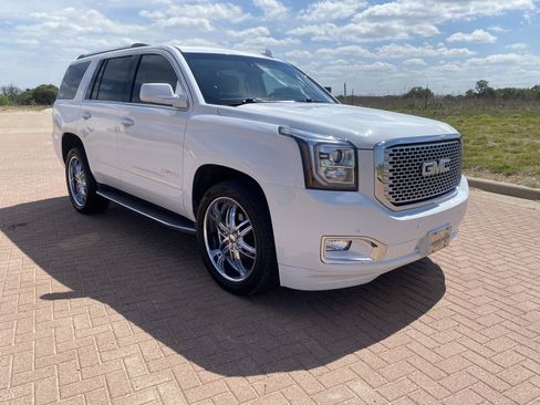 Used 2017 GMC Yukon Denali image 2