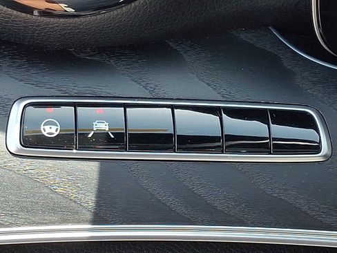 Used 2019 Mercedes-Benz E 300 4MATIC image 25