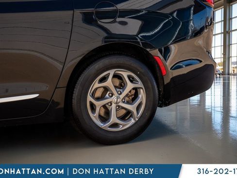 Used 2023 Chrysler Pacifica Limited FWD image 34