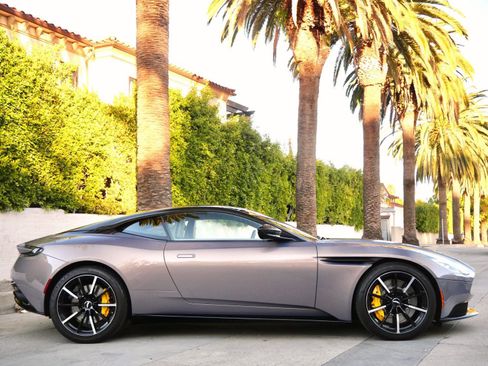 Used 2023 Aston Martin DB11 Coupe image 18