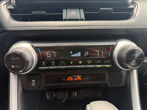 Used 2025 Toyota RAV4 XLE AWD/4WD image 32