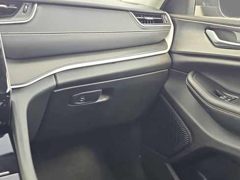 Certified 2023 Jeep Grand Cherokee Laredo w/ Luxury Tech Group I image 15