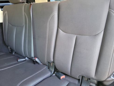 Used 2017 Jeep Wrangler Unlimited Rubicon w/ Connectivity Group image 8