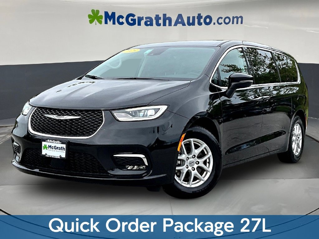 Used 2023 Chrysler Pacifica Touring-L FWD image 3