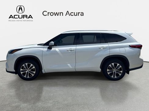 Used 2021 Toyota Highlander XLE AWD/4WD image 2
