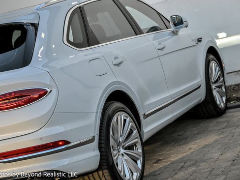 Used 2024 Bentley Bentayga image 9