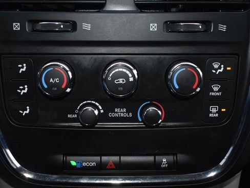 Used 2018 Dodge Grand Caravan SE image 26