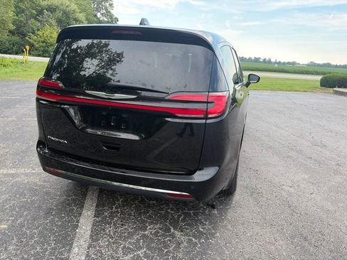 Used 2025 Chrysler Pacifica Select FWD image 12