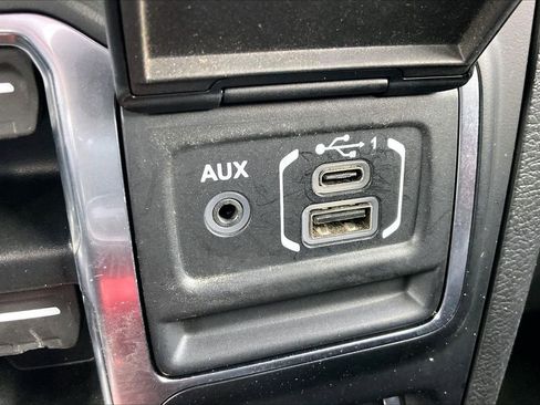 Used 2022 Jeep Wrangler Unlimited Sahara image 18