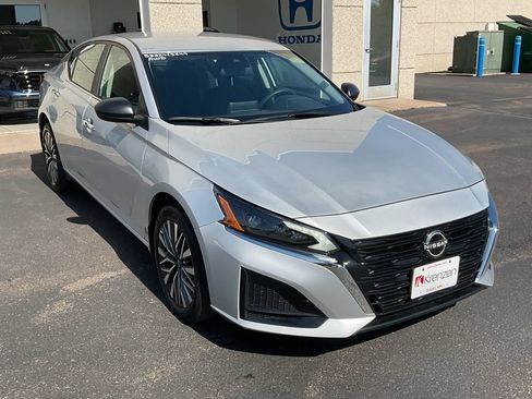 Used 2024 Nissan Altima 2.5 SV AWD/4WD image 3