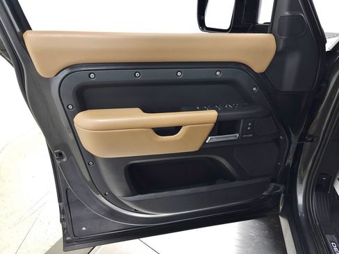 Certified 2025 Land Rover Defender 130 X-Dynamic SE AWD/4WD image 15