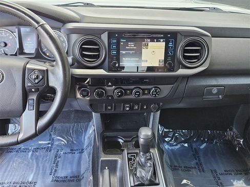 Used 2018 Toyota Tacoma TRD Sport image 21