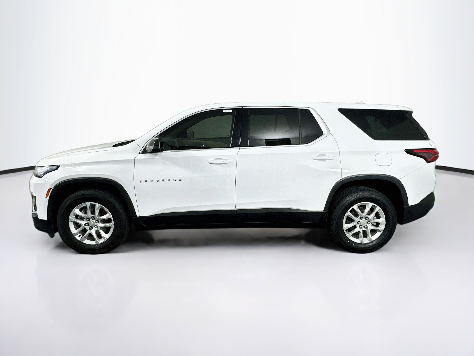 Used 2023 Chevrolet Traverse LS FWD image 4