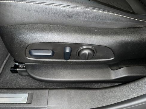 Certified 2023 GMC Acadia SLT w/ Preferred Package image 3