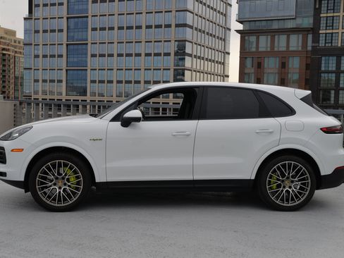 Certified 2022 Porsche Cayenne E-Hybrid image 2
