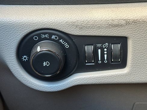 Used 2024 Chrysler Pacifica Limited FWD image 41