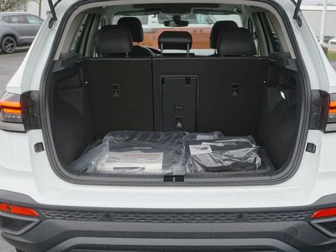 New 2026 Volkswagen Taos SE image 5