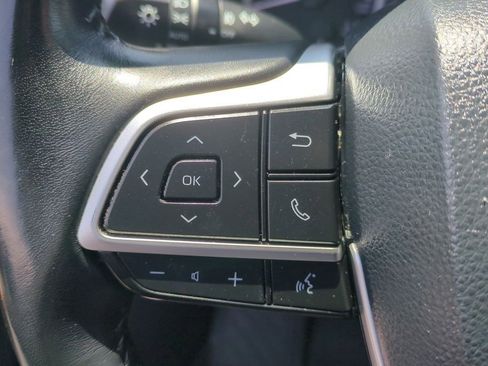 Used 2023 Toyota Highlander LE FWD image 12