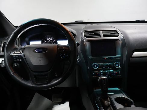 Used 2018 Ford Explorer XLT image 17