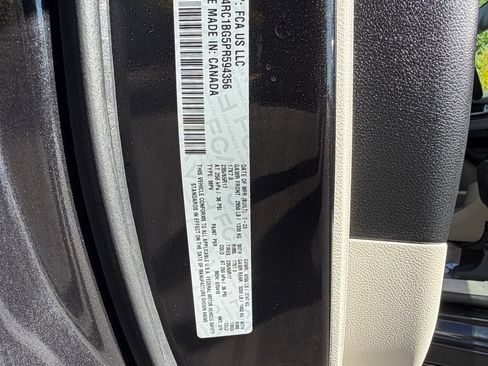 Used 2023 Chrysler Pacifica Touring-L image 30