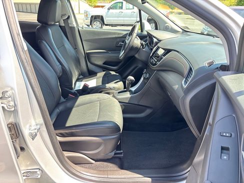 Used 2019 Chevrolet Trax LT w/ LT Convenience Package AWD/4WD image 15