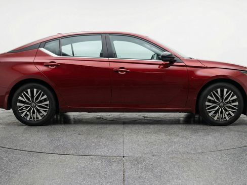 Used 2025 Nissan Altima 2.5 SV FWD image 11