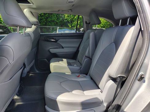 Used 2022 Toyota Highlander XLE AWD/4WD image 14