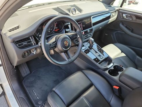 Certified 2025 Porsche Macan image 5