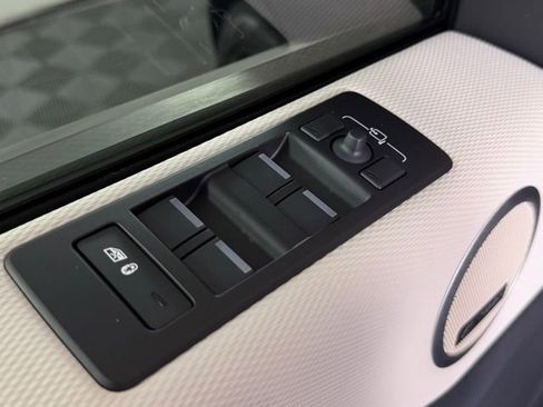 Certified 2025 Land Rover Discovery Dynamic SE image 30
