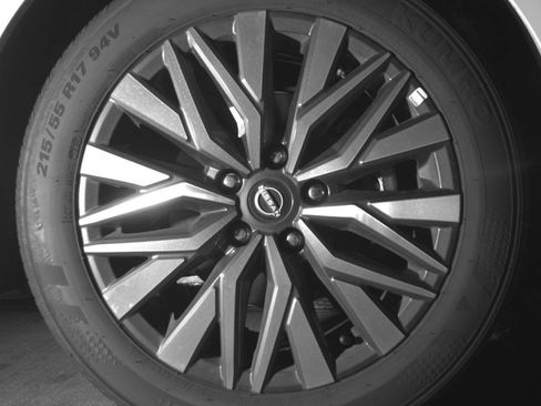 Used 2025 Nissan Altima 2.5 SV FWD image 10