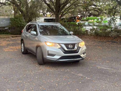 Used 2018 Nissan Rogue SV image 3
