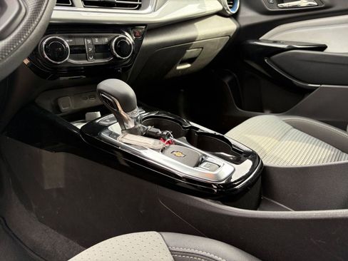 Used 2025 Chevrolet Trax LT image 40