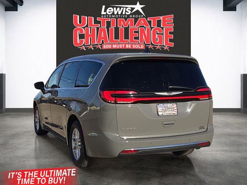 Used 2025 Chrysler Pacifica Select image 3