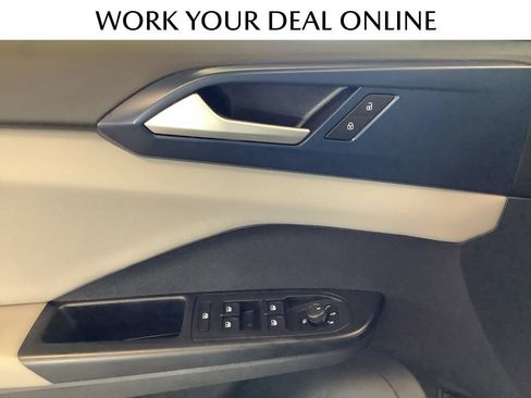 Used 2023 Volkswagen Taos SE w/ Panoramic Sunroof Package AWD/4WD image 19