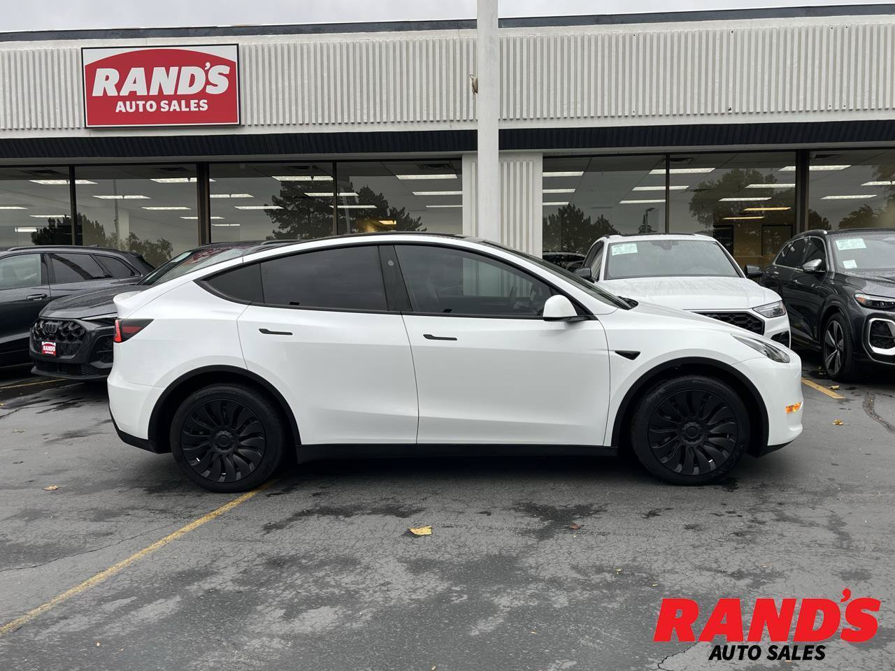 Used 2024 Tesla Model Y Long Range AWD/4WD image 1