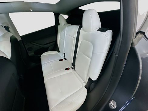 Used 2022 Tesla Model Y Long Range image 30