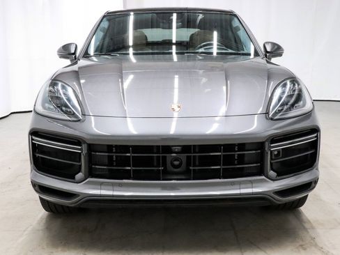 Used 2022 Porsche Cayenne Turbo image 2