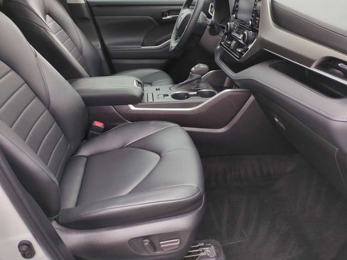 Used 2022 Toyota Highlander XLE image 24