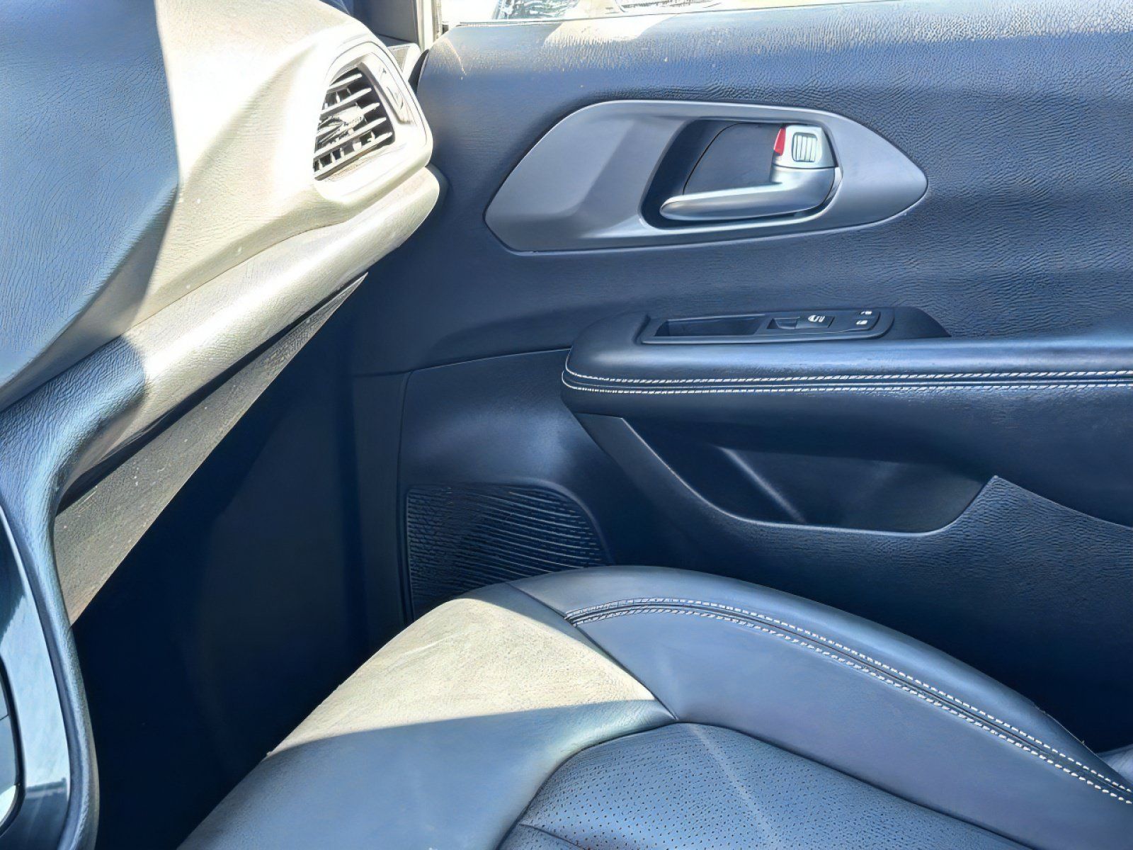 Used 2025 Chrysler Pacifica Select FWD image 17