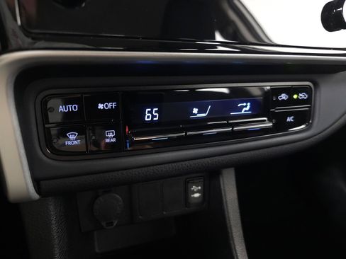 Used 2018 Toyota Corolla LE FWD image 23